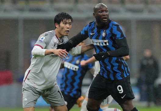 Takehiro Tomiyasu e Romelu Lukaku si danno battaglia con le maglie di Bologna e Inter (stagione 2020/21) Bologna, quante operazioni col Napoli! Tra le cessioni d’oro anche Beukema. La Top 10- immagine 6