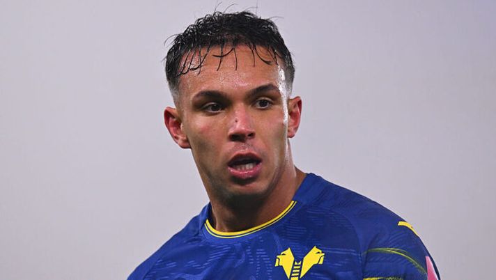 VERONA, ITALY - DECEMBER 06: Giovane of Hellas Verona looks on during the Serie A match between Hellas Verona FC and Atalanta BC at Stadio Marcantonio Bentegodi on December 06, 2025 in Verona, Italy. (Photo by Alessandro Sabattini/Getty Images) I voti di Verona-Atalanta al fanta: la scelta su Sarr! Giovane show, Krstovic come Lookman e Hien - immagine 1