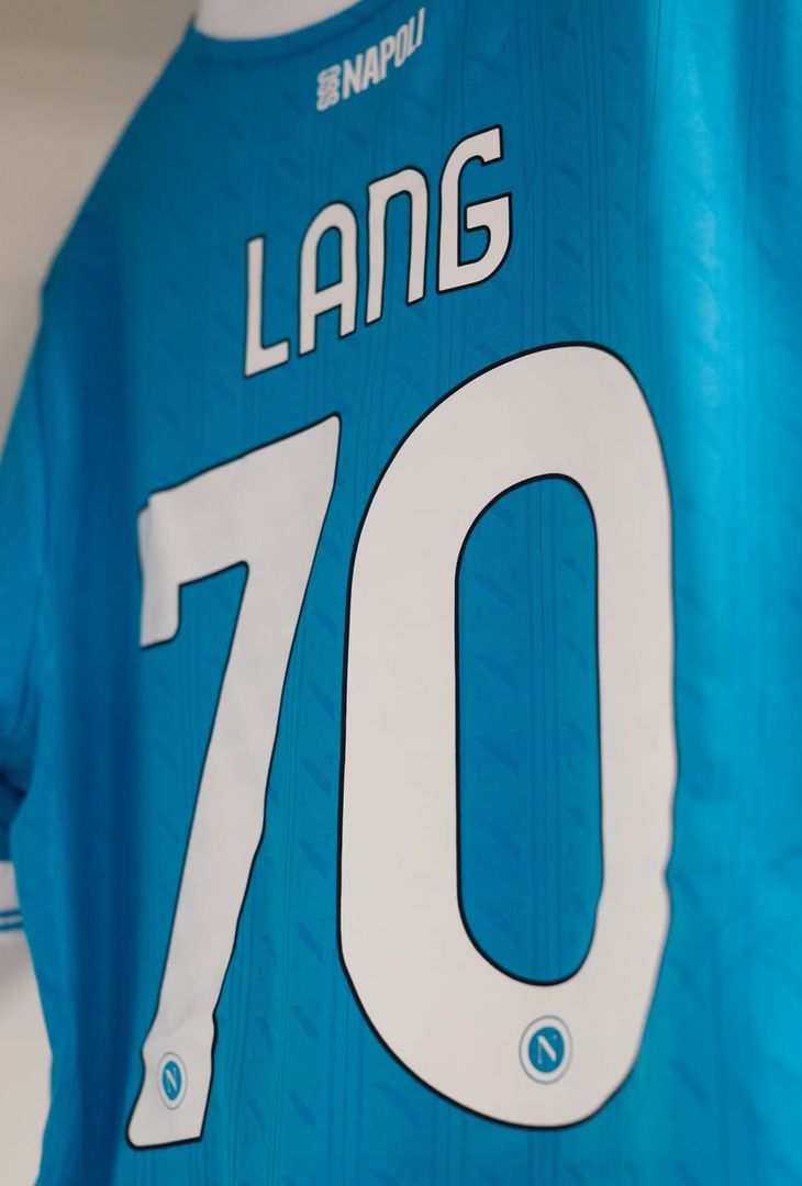 Sale l'attesa per il fischio d'inizio, fissato per le 20:45 odierne, di Roma-Napoli, gara valevole per la 13ª giornata del campionato 2025/26 di Serie A. Per l'occasione, la squadra di Antonio Conte, come dimostra il seguente post pubblicato dalla società partenopea sul proprio account Instagram, scenderà in campo con indosso la maglia azzurra. Spunta, inoltre, un indizio per l'undici titolare ospite: tra le foto compaiono le maglie di David Neres e Noa Lang. È quasi certo, dunque, che a scendere in campo stasera sulle fasce siano l'olandese e il brasiliano (ancora una volta, a discapito di Matteo Politano).