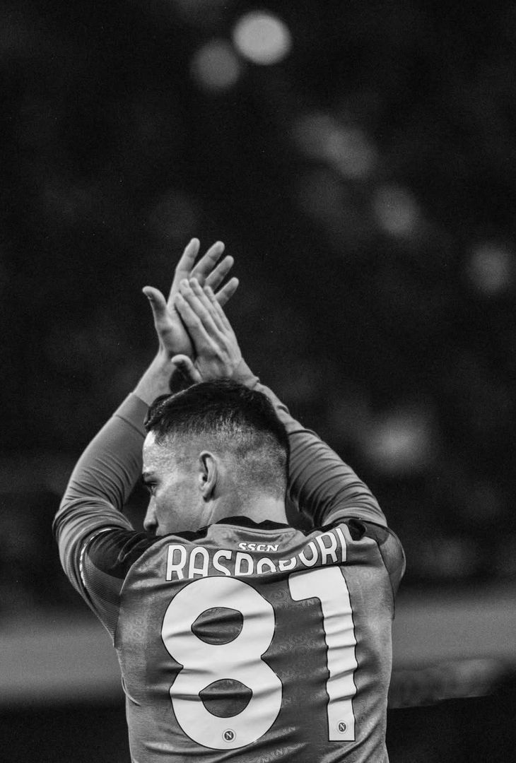 Nella giornata odierna, Giacomo Raspadori ha festeggiato il suo 26° compleanno. L'attaccante, oggi in forza all'Atalanta, ha vestito la maglia del Napoli per tre anni, dall'estate 2022 a quella del 2025, sollevando (come tutti sappiamo) due Scudetti. L'admin dell'account Instagram del club azzurro ha voluto celebrare tale ricorrenza mediante un post Instagram contenente le seguenti foto con annessa descrizione che recita: 'Auguri all'uomo dai gol pesanti'.