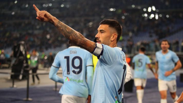 ROME, ITALY - NOVEMBER 04: Mattia Zaccagni of SS Lazio celebrates after scoring the teams second goal from penalty spot during the Serie A match between SS Lazio and Cagliari at Stadio Olimpico on November 04, 2024 in Rome, Italy. (Photo by Paolo Bruno/Getty Images) Zaccagni: “Settimana impegnativa col virus, onorato di essere capitano! Il rigore…” - immagine 1