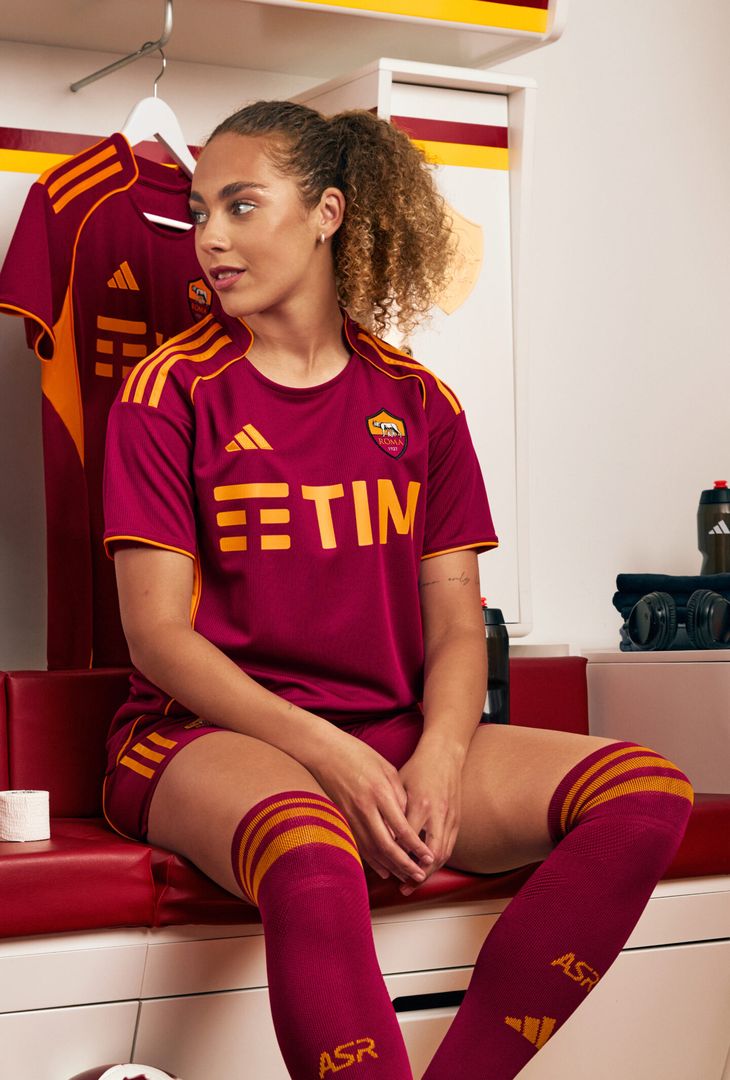 Roma, ecco le immagini della nuova maglia  – FOTO GALLERY - immagine 11