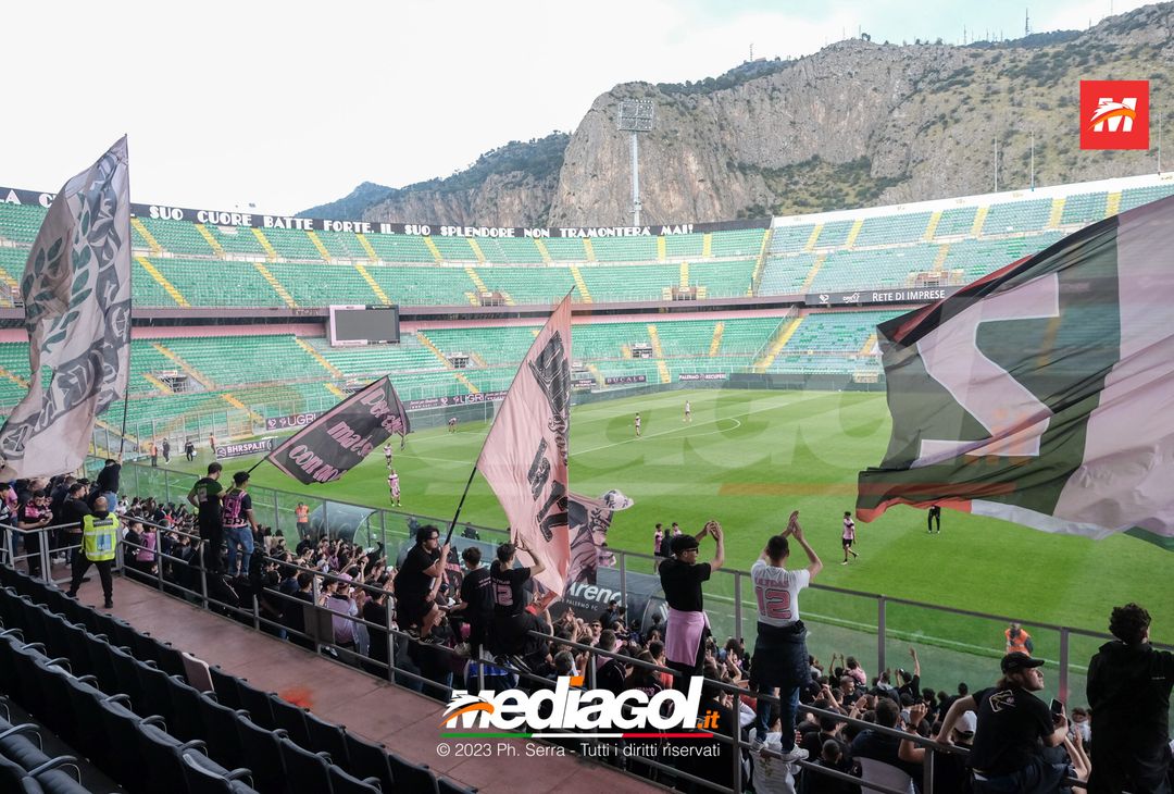 FOTO PALERMO, verso il Cagliari: la carica dei tifosi al “Barbera” (GALLERY) - immagine 5