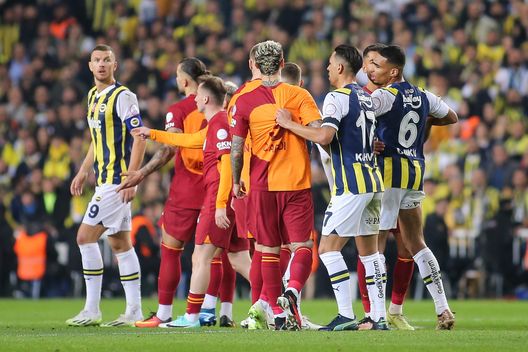 ISTANBUL, TURCHIA - 24 DICEMBRE: Eden Dzeko del Fenerbahce si confronta con Mauro Icardi del Galatasaray durante la partita della Super League turca tra Fenerbahce e Galatasaray allo stadio Ulker il 24 dicembre 2023 a Istanbul, Turchia. (Foto di Ahmad Mora/Getty Images) Fenerbahce-Besiktas, Mourinho sfida Solskjaer: il pronostico di DDD- immagine 2