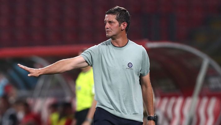 MONZA, ITALY - AUGUST 12: FC Internazionale coach Cristian Chivu gestures during the Pre-season Friendly match between AC Monza and FC Internazionale at U-Power Stadium on August 12, 2025 in Monza, Italy. (Photo by Marco Luzzani/Getty Images) Inter, debutto col Toro: la prima di Chivu tra incognite e rivoluzione mancata - immagine 1