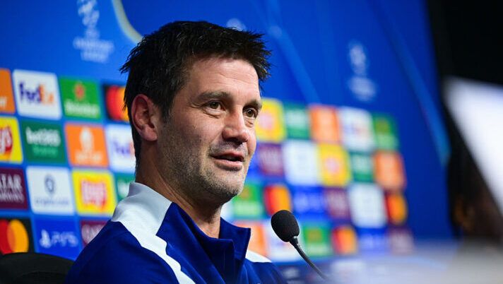 COMO, ITALY - JANUARY 19: Head Coach Cristian Chivu of FC Internazionale attends during the FC Internazionale press conference ahead of UEFA Champions League 2025/26 League Phase MD7 at BPER Training Centre on January 19, 2026 in Como, Italy. (Photo by Mattia Pistoia - Inter/Inter via Getty Images) Chivu: “Le condizioni di Barella: farà gli esami, cosa filtra! Lautaro, Zielinski, Sommer, Luis Henrique…” - immagine 1