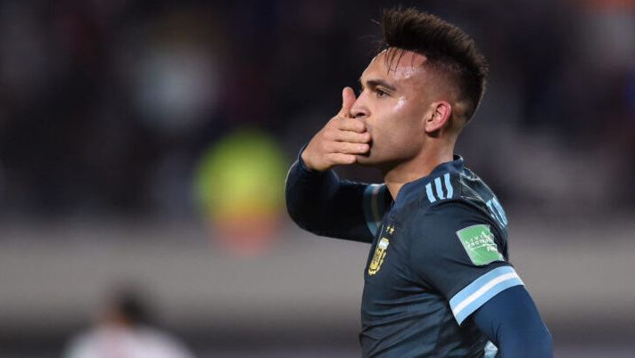 BUENOS AIRES, ARGENTINA - OCTOBER 14: Lautaro Martinez of Argentina celebrates after scoring the first goal of his team during a match between Argentina and Peru as part of South American Qualifiers for Qatar 2022 at Estadio Monumental Antonio Vespucio Liberti on October 14, 2021 in Buenos Aires, Argentina. (Photo by Marcelo Endelli/Getty Images) Lautaro: “Arrivavo da una grande stagione con l’Inter, mi sento bene. Con Messi…” - immagine 1
