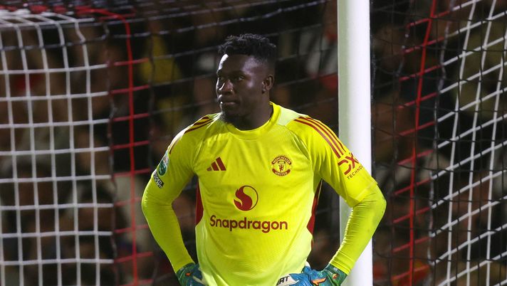 GRIMSBY, ENGLAND - AUGUST 27: Andre Onana of Manchester United reacts during the Carabao Cup Second Round match between Grimsby Town and Manchester United at Blundell Park on August 27, 2025 in Grimsby, England. (Photo by George Wood/Getty Images) Onana, rabbia dopo la sconfitta contro Capo Verde: spinge via tifoso che voleva una foto - immagine 1