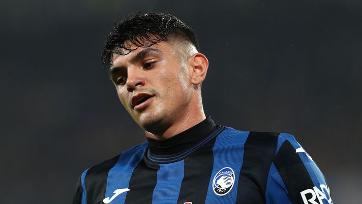 BERGAMO, ITALY - OCTOBER 23: Raoul Bellanova of Atalanta BC looks on during the UEFA Champions League 2024/25 League Phase MD3 match between Atalanta BC and Celtic FC at Stadio di Bergamo on October 23, 2024 in Bergamo, Italy. (Photo by Marco Luzzani/Getty Images) Atalanta, infortunio al flessore per Bellanova: a rischio il match con la Roma - immagine 1