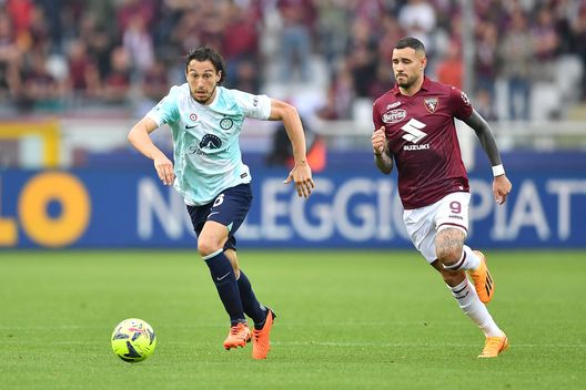 TURIN, ITALY - JUNE 03: Matteo Darmian of FC Internazionale in action against Antonio Sanabria of Torino FC during the Serie A match between Torino FC and FC Internazionale at Stadio Olimpico di Torino on June 3, 2023 in Turin, Italy. (Photo by Valerio Pennicino/Getty Images) Toro, mai così pochi gol dalla retrocessione del 2009: un dato su cui riflettere- immagine 2