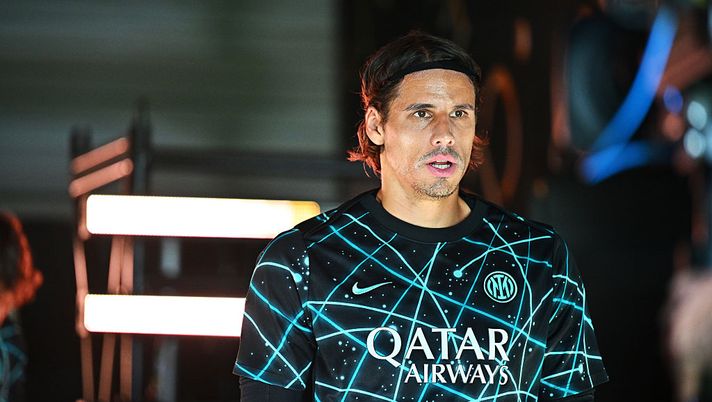 CHARLOTTE, NORTH CAROLINA - JUNE 30: Yann Sommer of FC Internazionale walks through the tunnel prior to the FIFA Club World Cup 2025 round of 16 match between FC Internazionale Milano and Fluminense FC at Bank of America Stadium on June 30, 2025 in Charlotte, North Carolina. (Photo by Mattia Ozbot - Inter/Inter via Getty Images) Basilea-Grasshoppers, il doppio ex: Sommer, attuale portiere dell’Inter - immagine 1