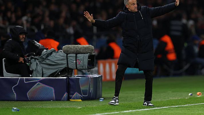 PARIS, FRANCE - NOVEMBER 26: Luis Enrique, Head Coach of Paris Saint-Germain during the UEFA Champions League 2025/26 League Phase MD5 match between Paris Saint-Germain and Tottenham Hotspur at Parc des Princes on November 26, 2025 in Paris, France. (Photo by Justin Setterfield/Getty Images) Psg, Luis Enrique: “La scelta di Safonov? Non ho problemi a fare rotazioni. Su Kvara…” - immagine 1