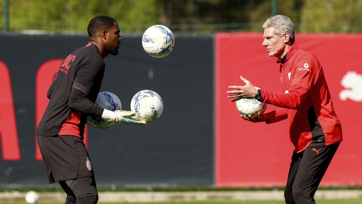 CAIRATE, ITALY - APRIL 08: Mike Maignan of AC Milan in action during an AC Milan Training Session at Milanello on April 08, 2026 in Cairate, Italy. (Photo by Giuseppe Cottini/AC Milan via Getty Images) Milan, questa è una giornata da non sbagliare: la zona Champions diventa bollente - immagine 1