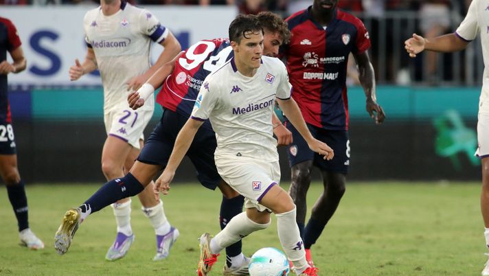 CAGLIARI, ITALY - AUGUST 24: Nicolò Faggioli of Fiorentina in contrast with Sebastiano Esposito of Cagliari during the Serie A match between Cagliari Calcio and ACF Fiorentina at Stadio Sant'Elia on August 24, 2025 in Cagliari, Italy. (Photo by Enrico Locci/Getty Images) Mandragora-gol dalla panchina, poi Luperto beffa De Gea all’ultimo: 1-1 a Cagliari - immagine 1