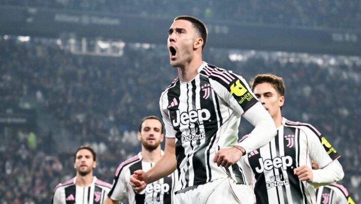 TURIN, ITALY - OCTOBER 29: Dusan Vlahovic of Juventus celebrates with teammates after scoring his team's first goal during the Serie A match between Juventus FC and Udinese Calcio at Allianz Stadium on October 29, 2025 in Turin, Italy. (Photo by Daniele Badolato - Juventus FC/Juventus FC via Getty Images) I voti al fantacalcio: la scelta su David e Bailey! Vlahovic come Zaniolo, Koné, Yildiz e Douvikas - immagine 1