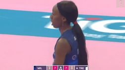VIDEO / Egonu colpisce in faccia Mazzanti con una pallonata (involontaria)
