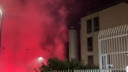 VIDEO Accoglienza shock per il Cagliari, fuochi e lancio di petardi davanti all’hotel