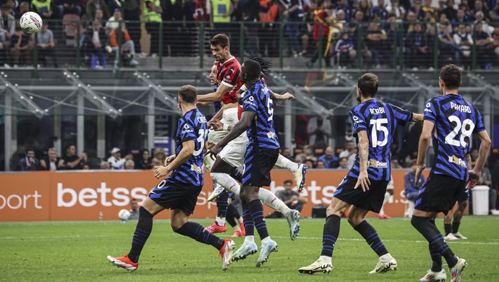 MILAN, ITALY - SEPTEMBER 22: Matteo Gabbia of AC Milan scores his team's second goal during the Serie A match between FC Internazionale and AC Milan at Stadio Giuseppe Meazza on September 22, 2024 in Milan, Italy. (Photo by Giuseppe Cottini/AC Milan via Getty Images) Il Milan e la tattica sui calci piazzati: qualcosa è cambiato - immagine 1