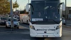Il Napoli in partenza verso Lisbona: l’arrivo del pullman a Capodichino