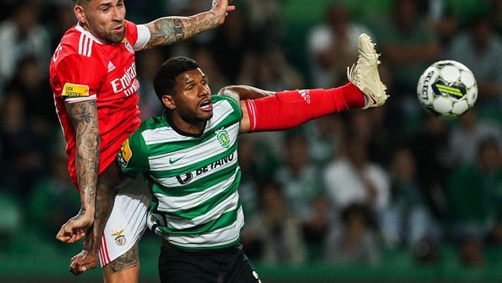 TOPSHOT - Benfica's Argentine defender Nicolas Otamendi (L) vies with Sporting's Brazilian defender Matheus Reis during the Portuguese league football match between Sporting CP and SL Benfica at the Jose Alvalade stadium in Lisbon on May 21, 2023. (Photo by CARLOS COSTA / AFP) (Photo by CARLOS COSTA/AFP via Getty Images) Derby de Lisboa, come nasce la rivalità tra Benfica e Sporting Lisbona - immagine 1