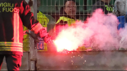 Frosinone-Pescara, scoppia il caos senza Insigne: lancio di petardi durante il match