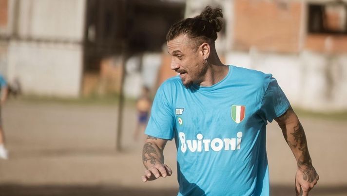 Osvaldo con la maglia del Napoli sfida il nipote di Maradona a Villa Fiorito - immagine 1