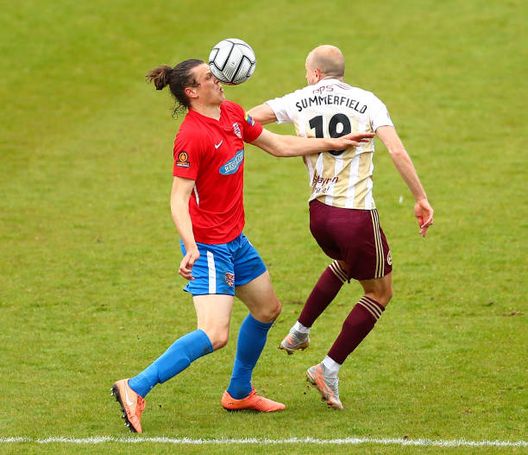 DAGENHAM, ENGLAND - MAY 15: Matt Robinson of Dagenham & Redbridge battles for possession with Luke Summerfield of FC Halifax Town during the Vanarama National League match between Dagenham and Redbridge and FC Halifax Town at Chigwell Construction Stadium on May 15, 2021 in Dagenham, England. Sporting stadiums around England remain under strict restrictions due to the Coronavirus Pandemic as Government social distancing laws prohibit fans inside venues resulting in games being played behind closed doors. (Photo by Jacques Feeney/Getty Images) Arbitro colpisce giocatore e poi lo caccia via: l’espulsione surreale in National League- immagine 2