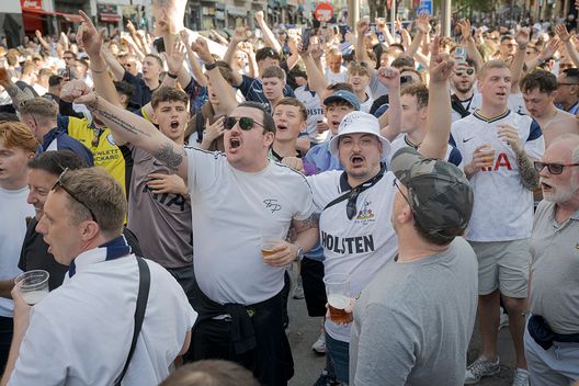 Bilbao, Spagna - 20 maggio 2025: I tifosi del Tottenham per le strade di Bilbao. (Foto di Gari Garaialde/Getty Images) Tottenham-Manchester United, notte di paura: scontri tra tifosi a San Sebastián- immagine 2