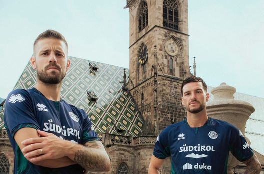 Südtirol, sulla seconda maglia le tegole del Duomo di Bolzano (Foto tratta da pagina Facebook 'FC Südtirol') Südtirol, sulla seconda maglia le tegole del Duomo di Bolzano