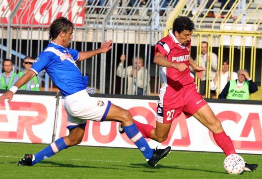 21 ottobre 2001: Fabio Petruzzi di Brescia e Dario Hubner di Piacenza in azione durante la partita di Serie A tra Piacenza e Brescia, giocata allo Stadio Galleana di Piacenza Brescia-Mantova nel segno di Hubner, il più grande errore del calcio italiano- immagine 5