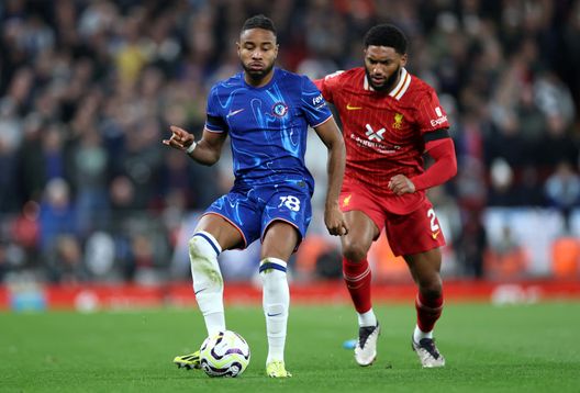 Christopher Nkunku del Chelsea passa la palla sotto pressione di Joe Gomez del Liverpool durante la partita di Premier League tra Liverpool FC e Chelsea FC ad Anfield il 20 ottobre 2024 a Liverpool, Inghilterra. (Foto di Carl Recine/Getty Images) Benfica-Chelsea, 1 a 4: dalla sospensione per maltempo alla vittoria inglese ai supplementari- immagine 4