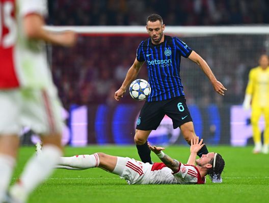 Stefan De Vrij e il duello fisico con Werghost. Johan Cruijff Arena il 17 settembre 2025 ad Amsterdam, Paesi Bassi. (Foto di Mattia Pistoia - Inter/Inter tramite Getty Images) Ajax-Inter