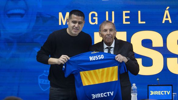 Juan Roman Riquelme e Miguel Angel Russo (Photo by Sebastián Rodeiro/Getty Images) Boca Juniors, che caos! Eliminato dalla coppa, arrivano duri attacchi contro la proprietà- immagine 4