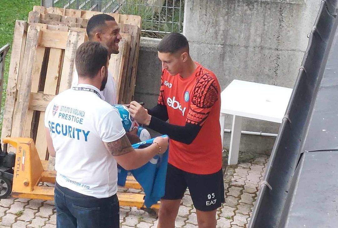GALLERY Osimhen, Juan Jesus e Gollini fanno felici i tifosi dopo l’allenamento - immagine 4