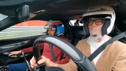 VIDEO / Sinner in pista su una Ferrari: “Fi**ta atomica!”