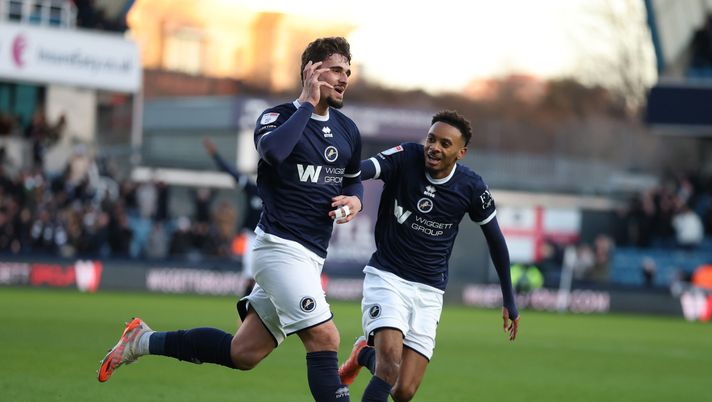 LONDON, ENGLAND - JANUARY 04: Mihailo Ivanović Of Millwall celebrates the 1st goal with Thierno Ballo of Millwall during the Sky Bet Championship match between Millwall and Swansea City at The Den on January 04, 2026 in London, England. (Photo by Richard Pelham/Getty Images) Millwall-Charlton, lo streaming gratis del derby di Londra: probabili formazioni e analisi - immagine 1