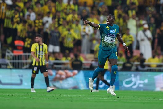 Jedda, Arabia Saudita - 10 aprile 2025: Kurt Zouma dell'Al-Orobah durante la partita contro l''Al-Ittihad. (Foto di Yasser Bakhsh/Getty Images) Ufficiale, Zouma nuovo giocatore dell’Al-Wasl: lascia il Cluj dopo sei mesi- immagine 2
