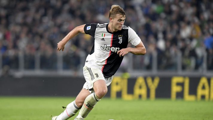 TURIN, ITALY - OCTOBER 19: Matthijs De Ligt of Juventus in action during the Serie A match between Juventus and Bologna FC at Allianz Stadium on October 19, 2019 in Turin, Italy. (Photo by Filippo Alfero - Juventus FC/Juventus FC via Getty Images) Torino-Juventus 0-1, De Ligt: “Con le braccia strette non è mai rigore” - immagine 1