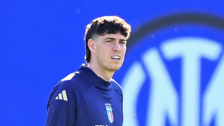COMO, ITALY - MARCH 17: Alessandro Bastoni of Italy looks on during the Italy training session at BPER Training Centre at Appiano Gentile on March 17, 2025 in Como, Italy. (Photo by Mattia Pistoia - Inter/Inter via Getty Images) Mediaset: “Bastoni? Ecco la cifra che può accontentare l’Inter! E col suo addio può partire…” - immagine 1