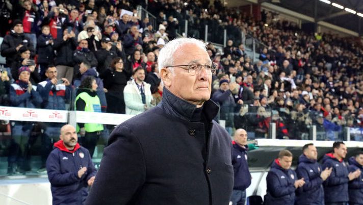 CAGLIARI, ITALY - JANUARY 26: Cagliari coach Claudio Ranieri moved by the memory of Ggi Riva during the minute of silence in his memory during the Serie A TIM match between Cagliari and Torino FC - Serie A TIM at Sardegna Arena on January 26, 2024 in Cagliari, Italy. (Photo by Enrico Locci/Getty Images) Cagliari, applausi e striscione per Ranieri alla sua ultima panchina. E si commuove - immagine 1