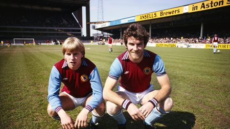 BIRMINGHAM, UNITED KINGDOM - APRIL 18: Aston Villa striking partnership Gary Shaw (l) and Peter Withe look on before a Division One game between Aston Villa and Nottingham Forest at Villa Park, on April 18, 1981 in Birmingham, England. (Photo by Allsport/Getty Images) Gary Shaw ai tempi dell'Aston Villa