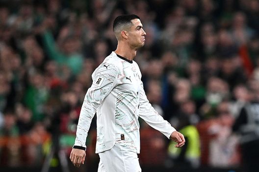 Dublino, Irlanda - 13 novembre 2025: Cristiano Ronaldo lascia il campo dopo l'espulsione contro l'Irlanda. (Foto di Charles McQuillan/Getty Images) Portogallo, gomitata di Cristiano Ronaldo e primo rosso in carriera con la Nazionale- immagine 2