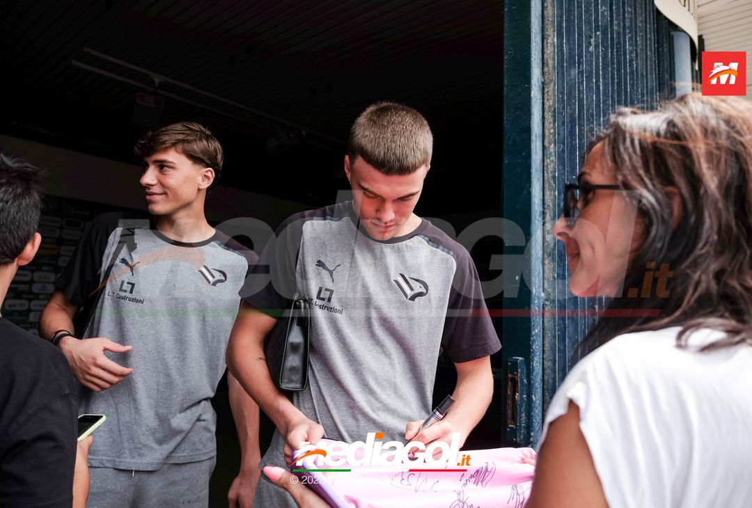 FOTO Reggiana-Palermo, il Palermo in partenza dal ‘Renzo Barbera’ (GALLERY) - immagine 33