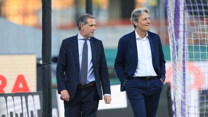 FLORENCE, ITALY - MAY 22: Alessandro Ferrari general manager of ACF Fiorentina and Fabio Paratici of ACF Fiorentina reacts during the Serie A match between ACF Fiorentina and Atalanta BC at Artemio Franchi on May 22, 2026 in Florence, Italy. (Photo by Gabriele Maltinti/Getty Images) Fiorentina giovane e italiana. Gazzetta: “Si muove per Koleosho” - immagine 1