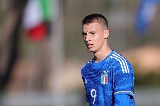 Francesco Camarda della nazionale italiana Under 17 osserva durante l’amichevole internazionale tra Italia U17 e Francia U17. (Foto di Gabriele Maltinti/Getty Images) Lecce-Milan, la previsione di ChatGPT non lascia nessun dubbio- immagine 2
