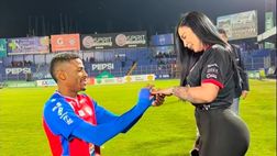 Guatemala, Quiros fa la proposta di matrimonio alla compagna allo stadio: dopo 3 giorni si lasciano