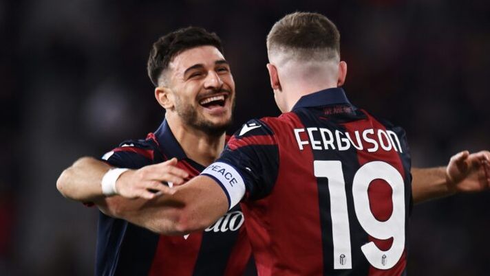 BOLOGNA, ITALY - DECEMBER 23: Riccardo Orsolini and Lewis Ferguson of Bologna FC celebrate victory at full-time following the Serie A TIM match between Bologna FC and Atalanta BC at Stadio Renato Dall'Ara on December 23, 2023 in Bologna, Italy. (Photo by Alessandro Sabattini/Getty Images) Bologna, novità per Orsolini e Ferguson: la data del possibile ritorno in campo - immagine 1