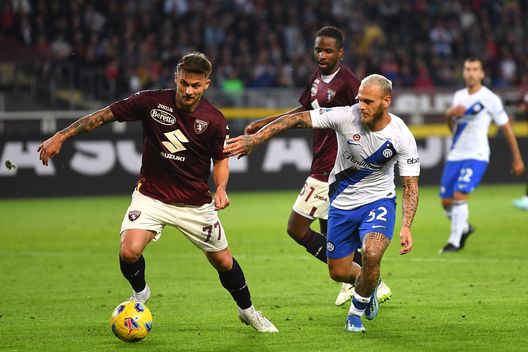 TORINO, ITALIA - 21 OTTOBRE: Karol Linetty del Torino FC viene contrastato da Federico Dimarco dell'FC Internazionale durante la partita di Serie A TIM tra Torino FC e FC Internazionale allo Stadio Olimpico di Torino il 21 ottobre 2023 a Torino, Italia. (Foto di Valerio Pennicino/Getty Images) Torino, Vanoli: “Out Ilic e Sosa, Linetty scelto capitano dalla squadra”- immagine 5