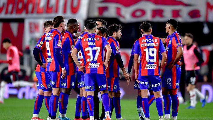 BUENOS AIRES, ARGENTINA - JULY 27: Players of San Lorenzo gather after the first half during a Torneo Clausura Betano 2025 match between River Plate and San Lorenzo at Estadio Más Monumental Antonio Vespucio Liberti on July 27, 2025 in Buenos Aires, Argentina. (Photo by Marcelo Endelli/Getty Images) Mendoza-San Lorenzo: diretta live e streaming gratis - immagine 1