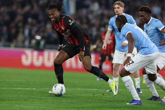 ROMA, ITALIA - 15 MARZO: Rafael Leao del Milan in azione durante la partita di Serie A tra Lazio e Milan allo Stadio Olimpico il 15 marzo 2026 a Roma, Italia. (Foto di Claudio Villa/AC Milan via Getty Images) Milan, Leao così non va proprio: prestazione sottotono e furia per il cambio- immagine 2